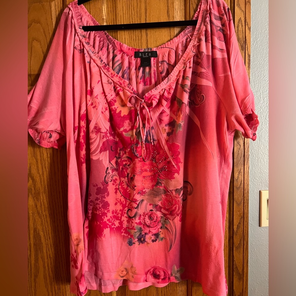 Pink studded short sleeve pink floral tee, Bleu woman size 26/28 preowned